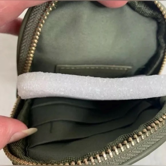 NWT Badgley Mischka Oval Phone Case - Chive - Picture 4 of 6